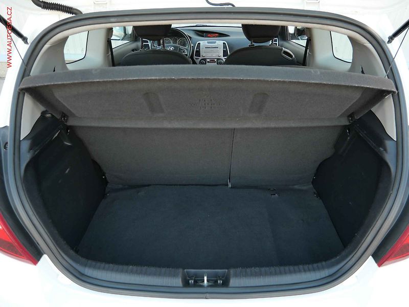 Hyundai i20 (2010) 1.6 i, 2.maj,ČR, STK9/28 - fotka 7 z 17