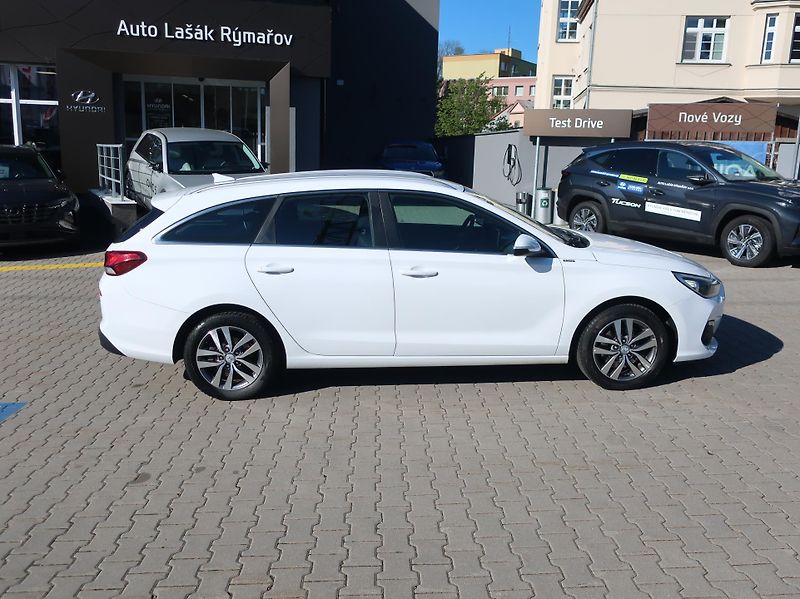 Hyundai i30 1.6CRDi 85kW STYLE NAVI ALU - fotka 8 z 31