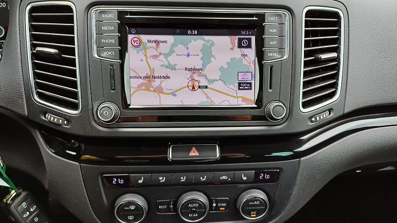 Volkswagen Sharan TDI 130kW 4Motion 7míst Tažný - fotka 13 z 17