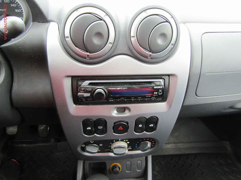 Dacia Duster (2011) 1.6i, ČR - fotka 12 z 16