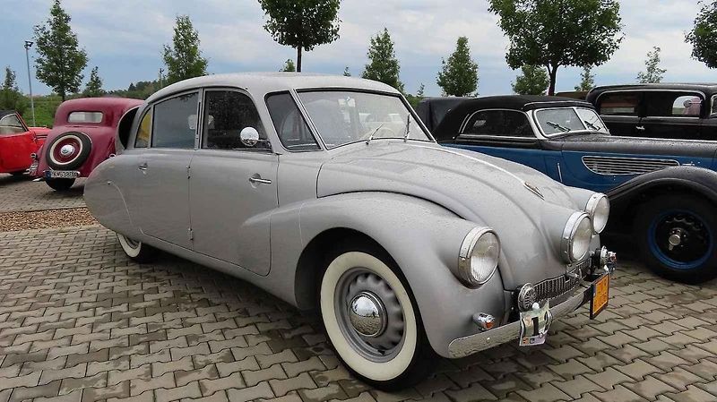 Pálavský Oldtimer přilákal na Břeclavsko desítky elegantnch veteránů.