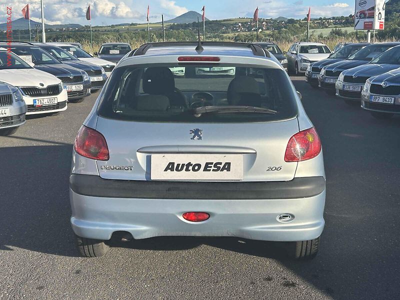 Peugeot 206 (2004) 1.1i, panorama - fotka 5 z 13