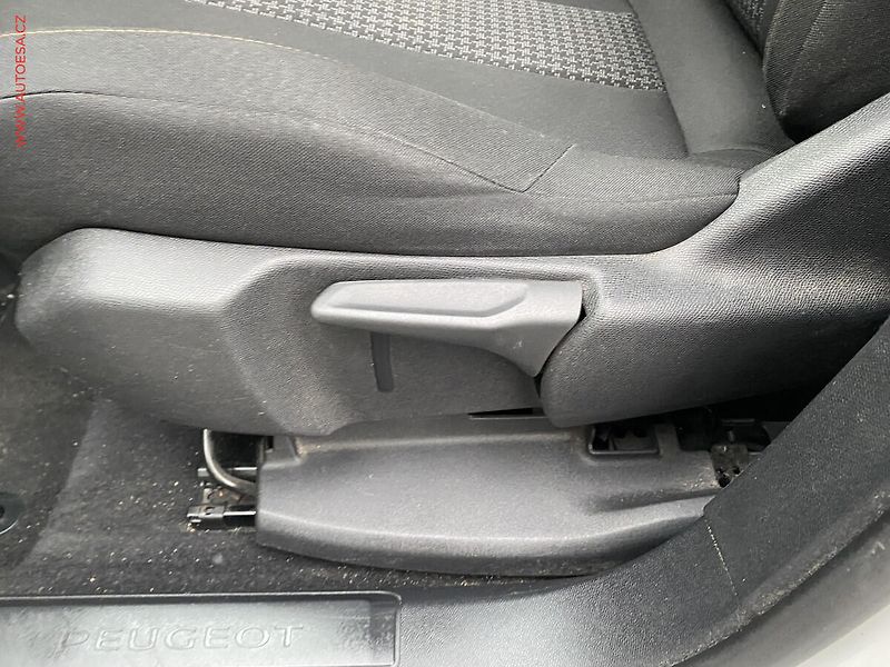 Peugeot 3008 (2018) 1.5 HDi, Active, AT, navi - fotka 14 z 17