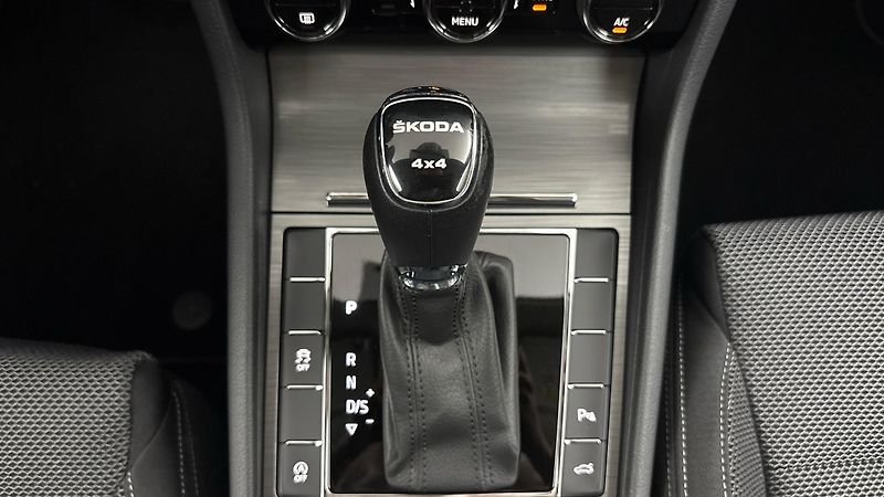 Škoda Superb 2.0 TDI DSG 4x4 Style Combi - fotka 24 z 27