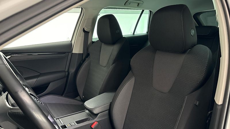 Škoda Octavia 2.0 TDI Ambition Combi - fotka 15 z 27