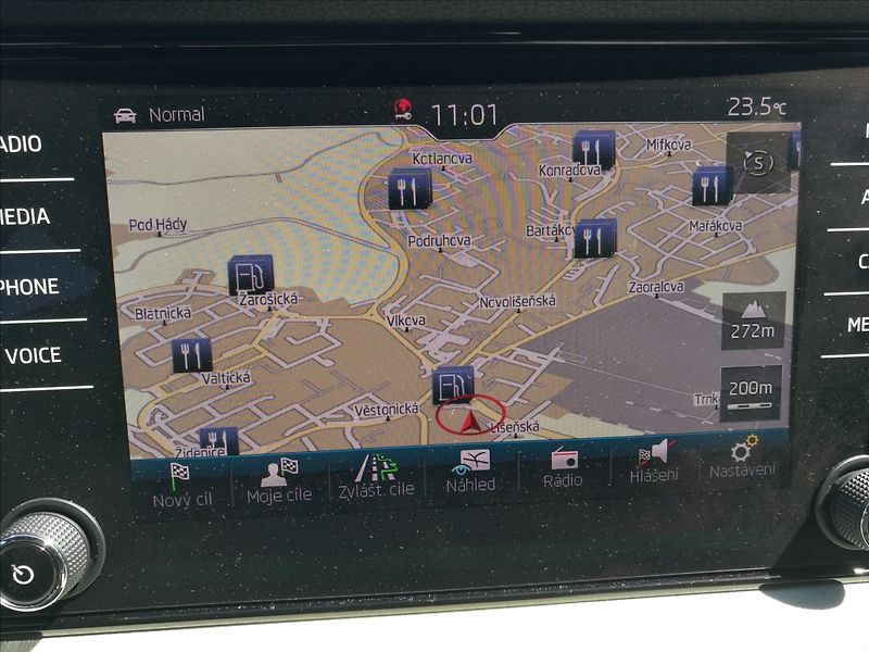 Škoda Karoq 1,5 TSI DSG - fotka 8 z 24