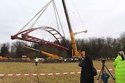 Jeden z nejsilnějších jeřábů v České republice osazoval Novém Dražejově na Strakonicku novou lávku přes řeku Otavu.