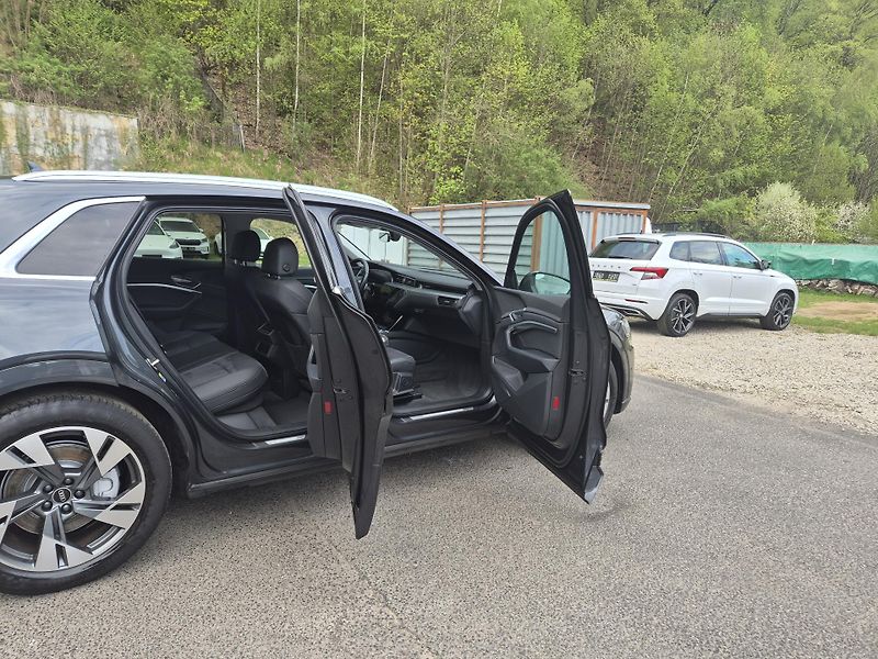 Audi e-tron 50 QUATTRO 230kw 20ALU SOH100% - fotka 17 z 45