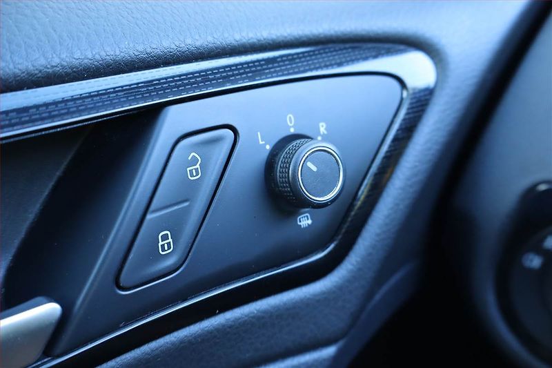 Volkswagen Golf (2017) 2.0 TDI, Automat, Navi - fotka 24 z 24