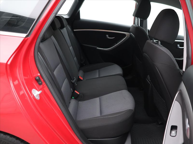 Hyundai i30 1,6 GDI 99kW Trikolor Style CZ - fotka 13 z 29