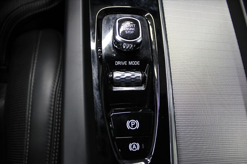 Volvo XC60 2,0 B4 AWD CZ PŮVOD - fotka 26 z 37