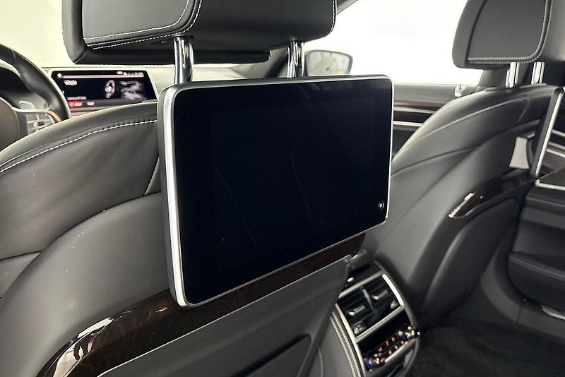 BMW Řada 7 M760Li xDrive - fotka 16 z 22