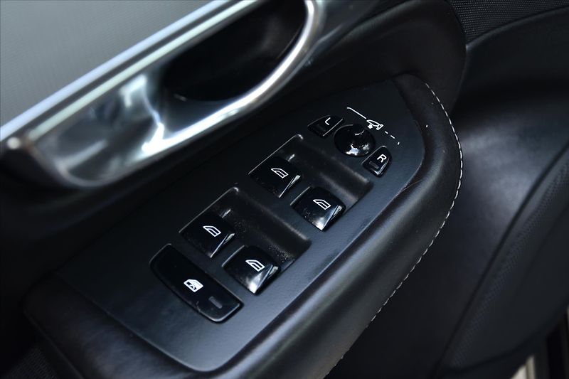 Volvo XC90 D5 AWD INSCRIPTION ČR - fotka 25 z 26