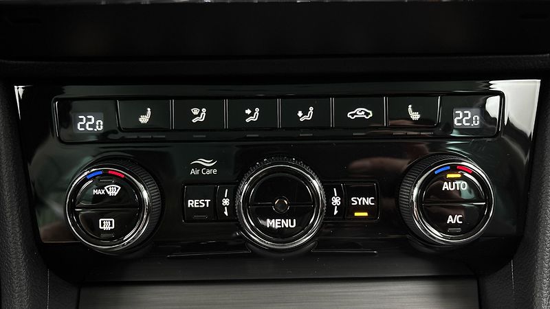 Škoda Superb 2.0 TDI DSG Style Combi - fotka 13 z 28