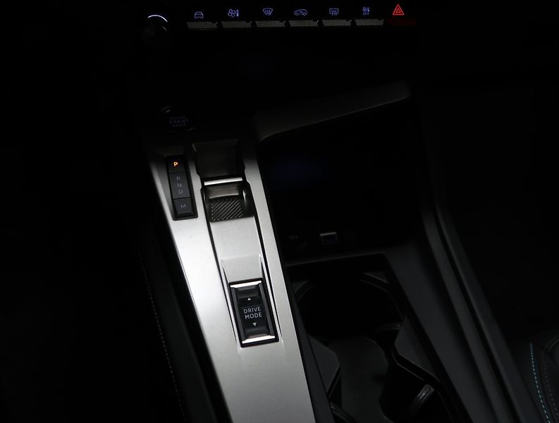 Peugeot 308 1,2 PT AT ALLURE NAVI KAMERA - fotka 24 z 37