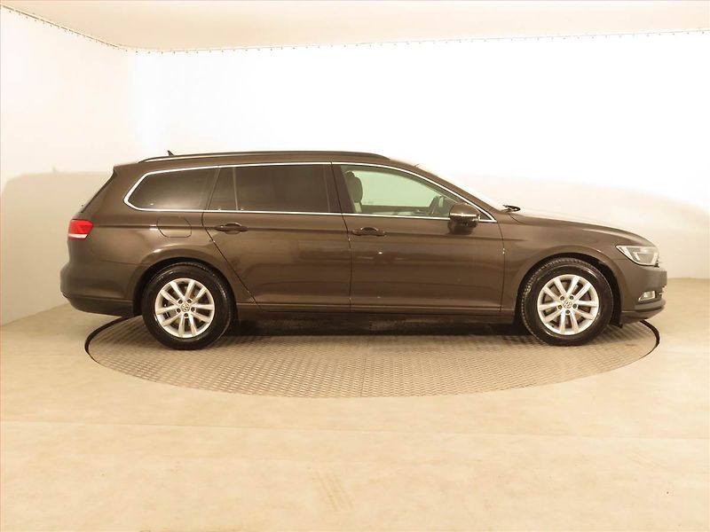 Volkswagen Passat (2017) Comfortline 2.0 TDI, Navi - fotka 6 z 16