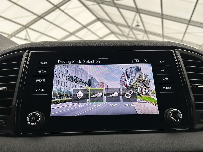 Škoda Karoq 1.5 TSI SportLine - fotka 13 z 31
