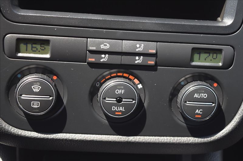Volkswagen Golf 1,4 i 59KW NOVÁ STK ALU KLIMA - fotka 40 z 46