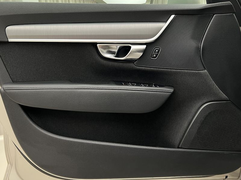 Volvo S90 D4 AWD MOMENTUM AUT - fotka 7 z 44