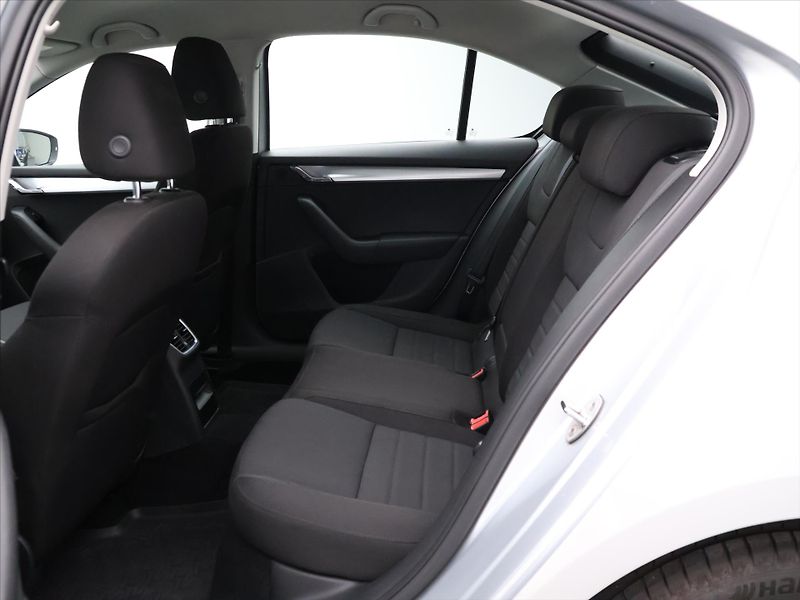 Škoda Octavia 1,4 TSI 110kW Style Aut.klima - fotka 14 z 27