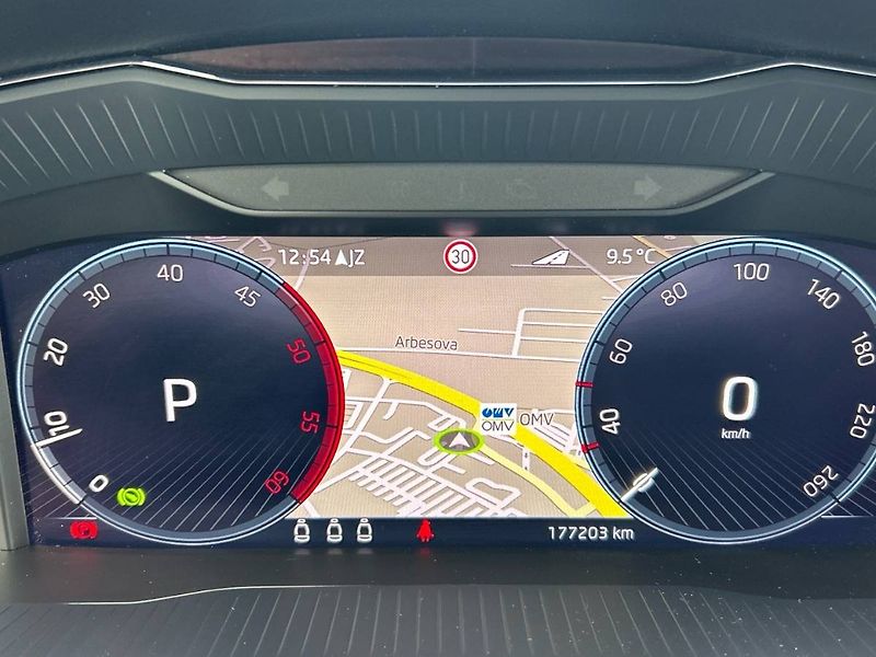 Škoda Superb (2022) kombi 2.0 TDI 7DSG L&K - fotka 8 z 35