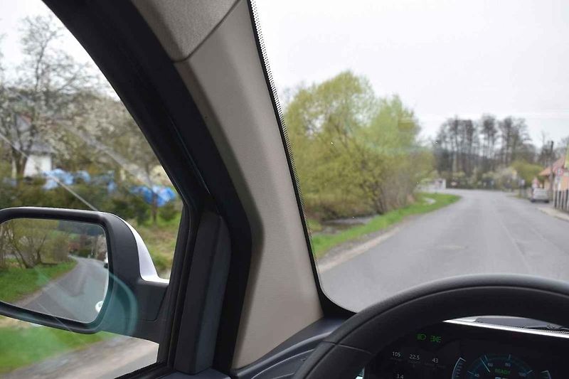 Na venkovských silnicích elektrický Pony stačí tempu okolního provozu