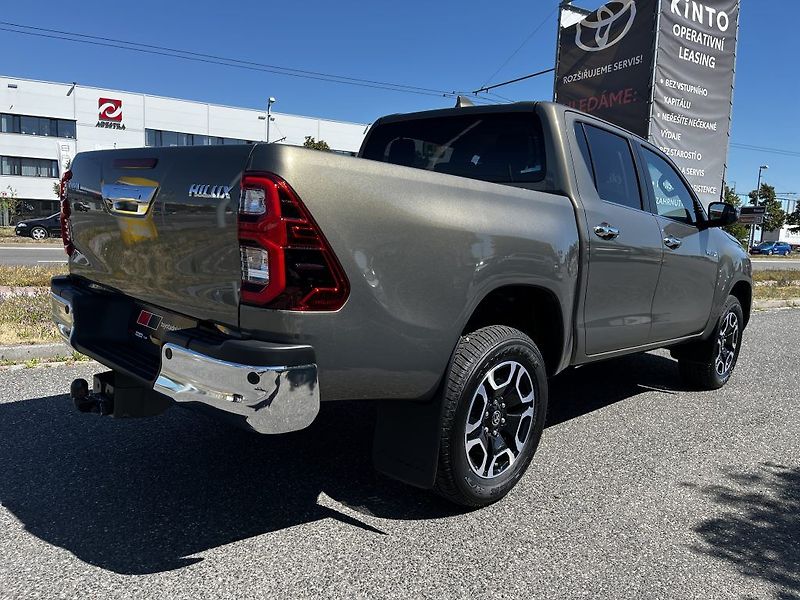 Toyota Hilux 2.8D 4x4 6AT Executive - fotka 4 z 33