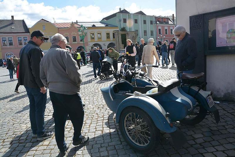 Automobiloví a motocykloví veteráni se vydali v neděli na tradiční jízdu Ze zámku na hrad. Start byl na Horním náměstí v Přerově, kde si lidé užili bohatý program.