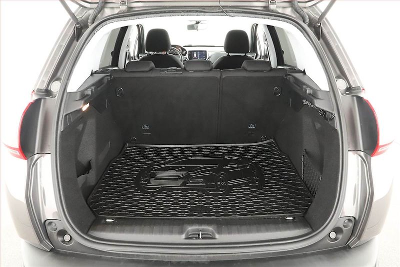 Peugeot 2008 (2018) 1.2 PureTech, Tempomat - fotka 15 z 16