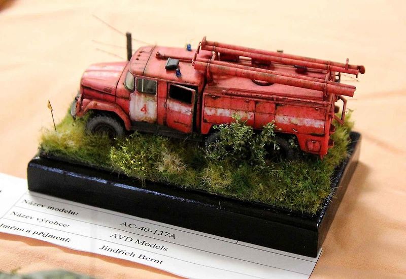 Již poosmé se sjeli plastikoví modeláři na zámek v Ploskovicích, aby zde představili své výtvory při výstavě a veřejné soutěži Litoměřický kalich. Na snímku je model londýnského Omnibusu.