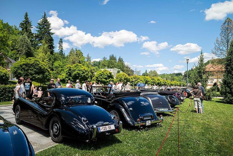 Automobilové skvosty byly k vidění v sobotu v lázeňském městě, kde se při závěru akce Concours d’Elegance Luhačovice 2026 představilo více než 50 historických automobilů z několika evropských zemí.