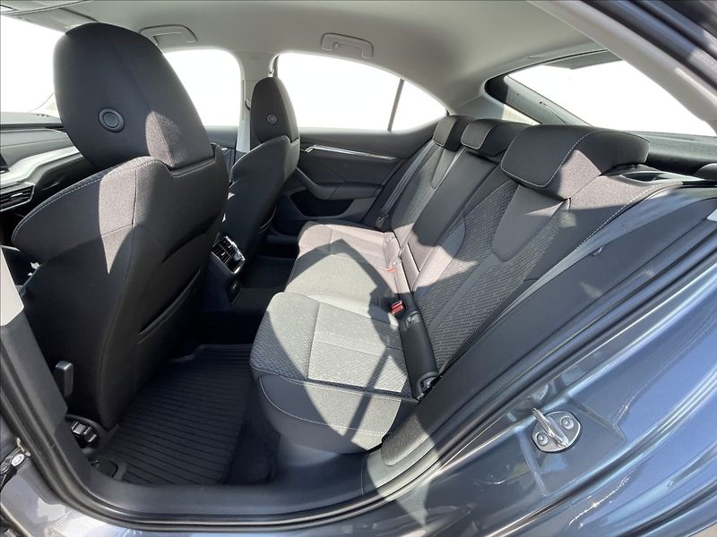 Škoda Octavia 2,0 TDI DSG Style Plus LED+ACC - fotka 16 z 24
