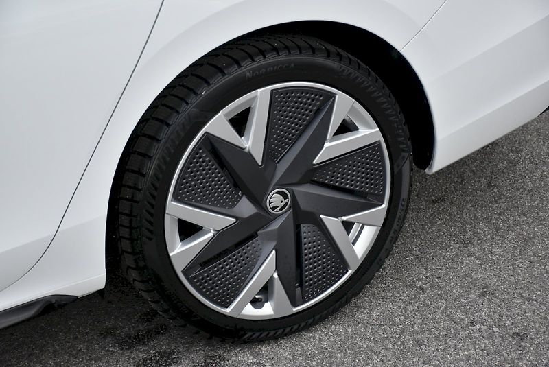 Škoda Superb (2025) Combi Sportline 2,0 TDI 142 kW - fotka 9 z 42