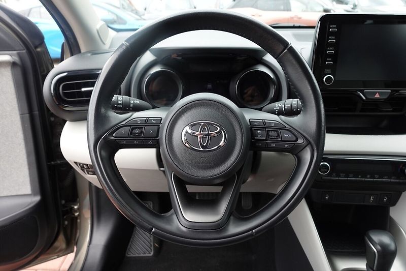 Toyota Yaris 1.5 HEV  Executive - fotka 17 z 29