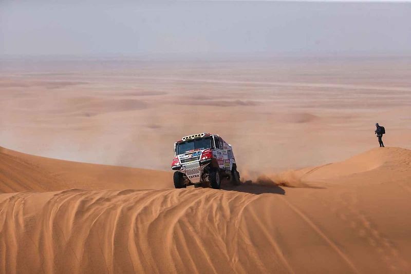 Účastníci Rallye Dakar zdolávají obrovské duny