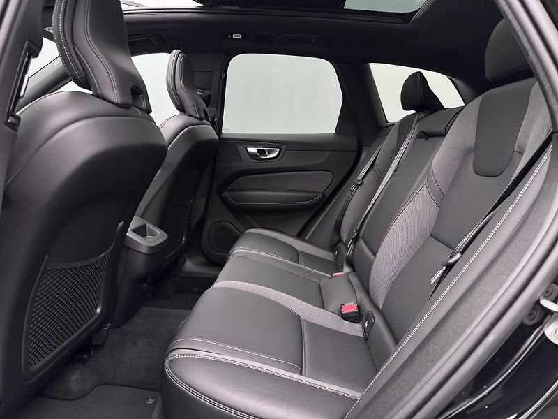Volvo XC60 B5 AWD BLACK EDITION AUT  - fotka 6 z 49