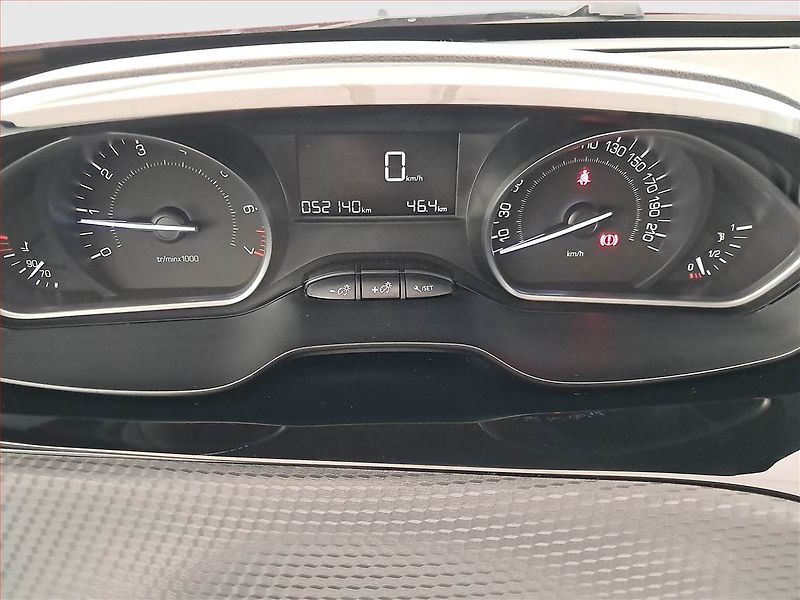 Peugeot 2008 (2018) 1.2 PureTech, Serv.kniha - fotka 11 z 16