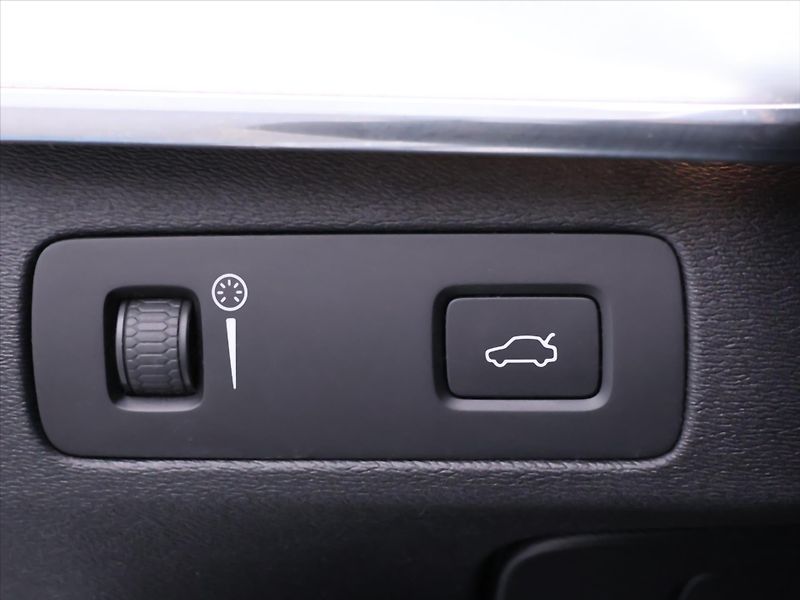 Volvo XC90 2,0 D4 140kW CZ LED Momentum - fotka 16 z 31