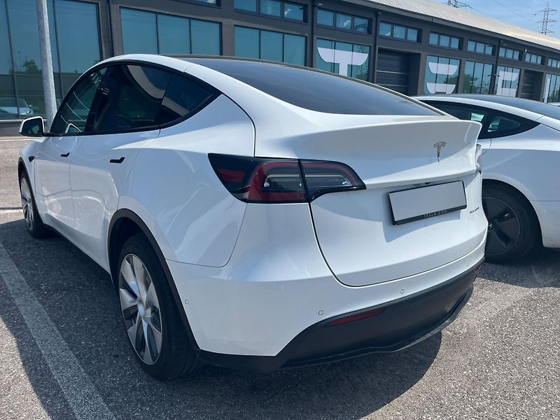 Tesla Model Y (2022) Long Range AWD | AMD Ryzen - fotka 6 z 8