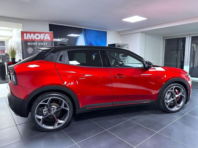 Alfa Romeo Junior (2025) Veloce 280k Elettrica 54 kWh * - fotka 4 z 22