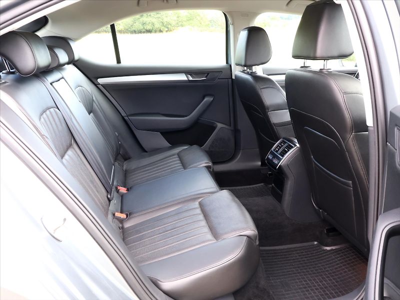 Škoda Superb 2,0 TDI 140kW DSG Style Plus - fotka 13 z 29