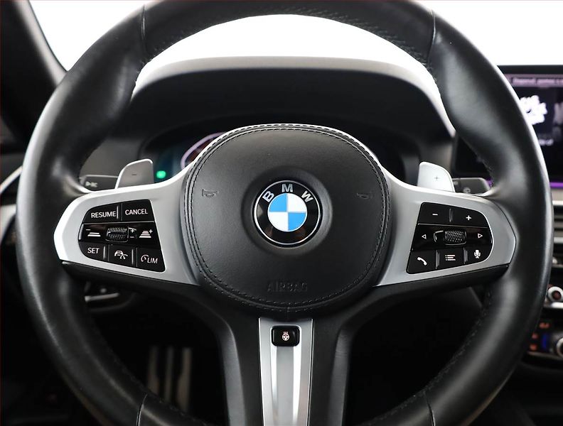 BMW Řada 5 (2023) 530d xDrive - fotka 8 z 20