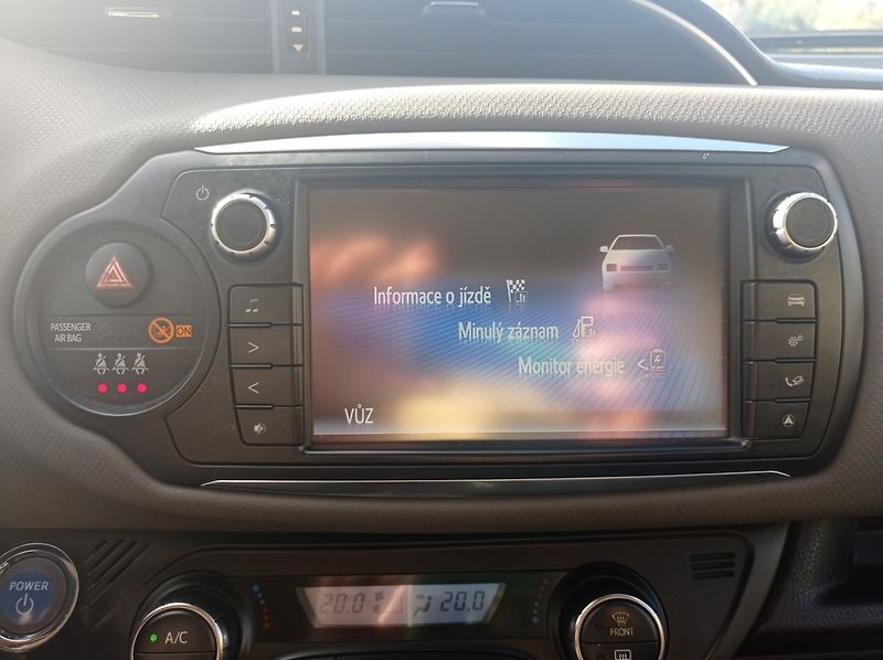 Toyota Yaris 1.5 Hybrid/Kamera/1MAJ/74kW - fotka 27 z 34