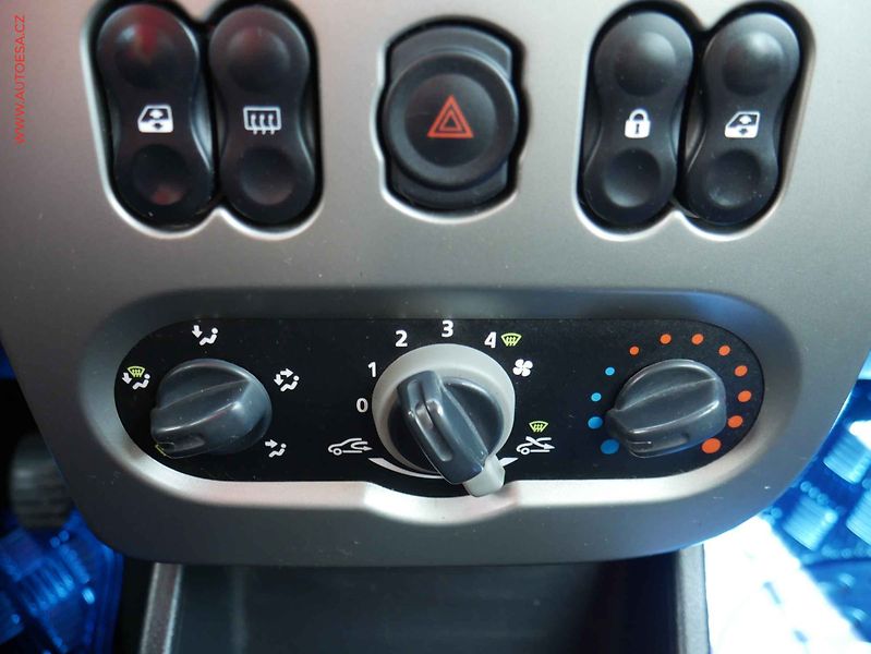 Dacia Sandero (2009) 1.4i, 1.maj,ČR, El.okna - fotka 13 z 13