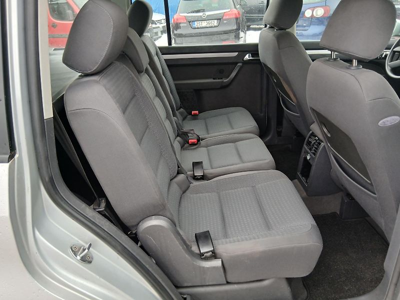 Volkswagen Touran 1.6 FSI, ALU - fotka 22 z 27