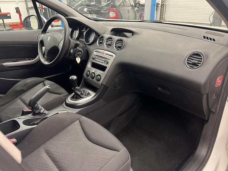 Peugeot 308 1.6HDi 68kW - fotka 10 z 17