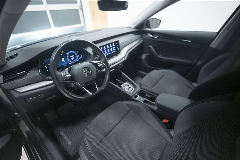 Škoda Octavia 2,0 TDI DSG VÝHŘEV 1. MAJ ČR - fotka 17 z 41