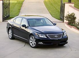 Lexus 600h, první hybridní auto s osmiválcovým motorem, do Česka dorazí v červnu. Ceny zatím automobilka nezveřejnila, v sousedním Německu se prodává za 82 000 eur, v přepočtu zhruba 2,4 milionu korun.