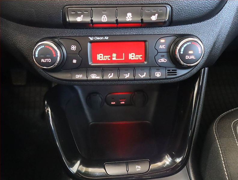 Kia Ceed (2015) 1.6 CRDi, Navi, Park. senzory - fotka 18 z 21