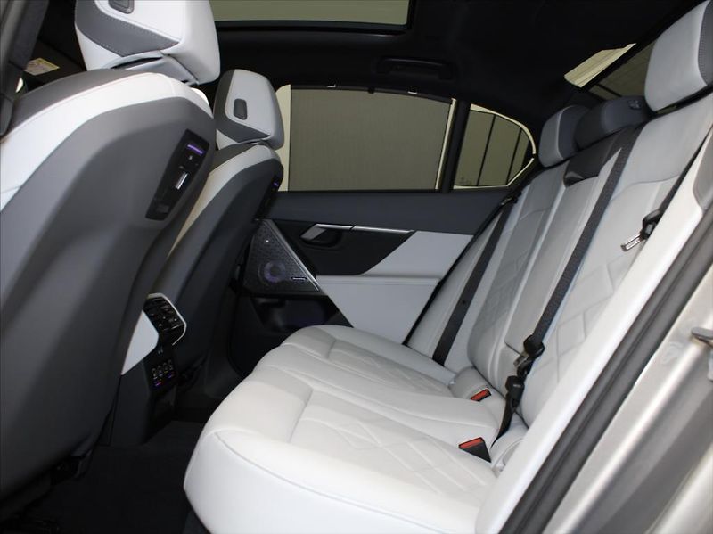 BMW Řada 5 550e xDrive M-paket Bowers   3 - fotka 7 z 32